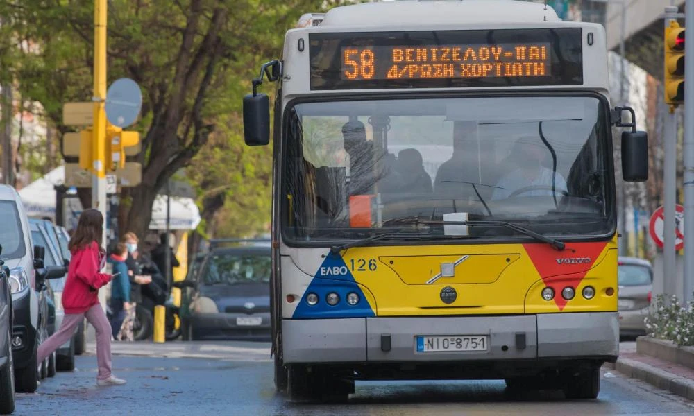 Θεσσαλονίκη: Έσπασαν την καμπίνα του οδηγού σε λεωφορείο..για να μην σβήσουν το τσιγάρο!